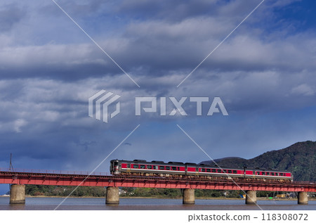 穿越京都丹後鐵道由良川大橋的 JR 西日本紀波 189 號專列 穿越京都丹後鐵道由良川大橋的 JR 西日本紀波 189 號專列 118308072