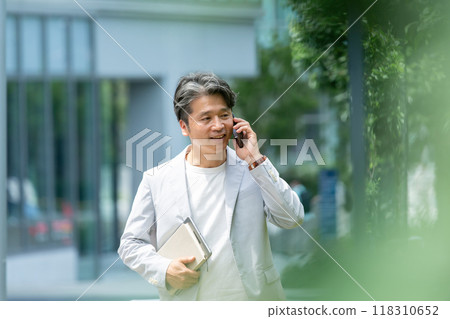 Man on the phone, office casual 118310652