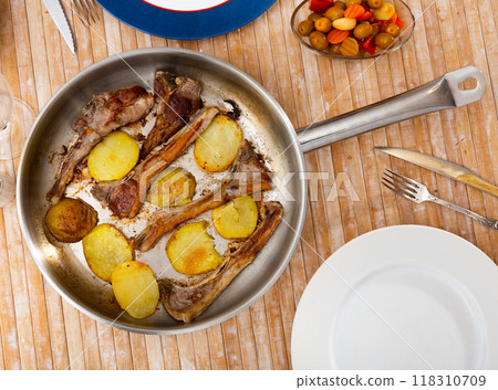 ribs with patotoes, pan ribs with patotoes, pan 118310709
