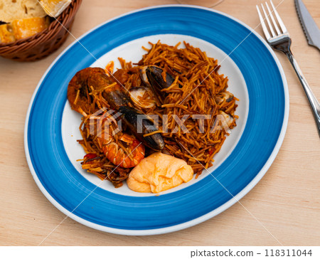 Pasta with seafood contains tiger prawns, shell mussels, spices and white sauce 118311044