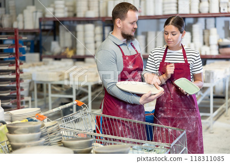 Man and woman talking about finished dishes Man and woman talking about finished dishes 118311085