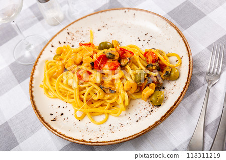 Pasta macaroni with seafood contains tiger prawns, shell mussels, spices and white sauce Pasta macaroni with seafood contains tiger prawns, shell mussels, spices and white sauce 118311219