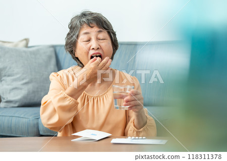 吃藥的高級婦女 118311378