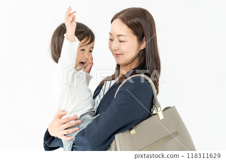 抱著女嬰的職業母親 118311629