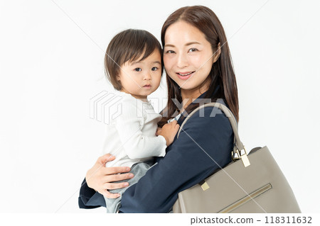 抱著女嬰的職業母親 118311632