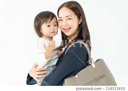 抱著女嬰的職業母親 118311633