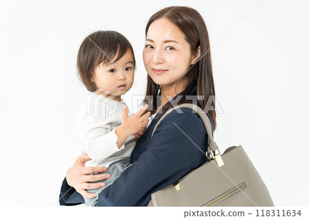 抱著女嬰的職業母親 118311634