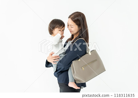 抱著女嬰的職業母親 118311635