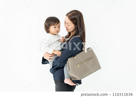 抱著女嬰的職業母親 118311636