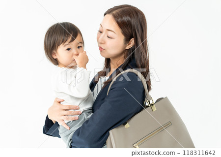 抱著女嬰的職業母親 118311642