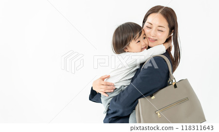 抱著女嬰的職業母親 118311643