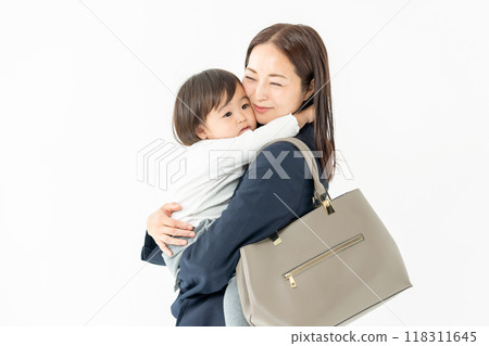 抱著女嬰的職業母親 118311645