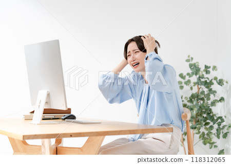 一個女人抱著頭看電腦 一個女人抱著頭看電腦 118312065