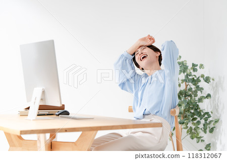 一個女人抱著頭看電腦 118312067