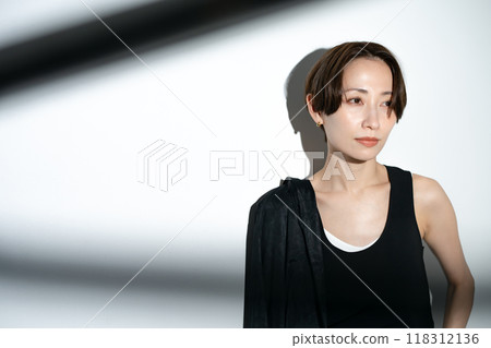 Fashionable beauty woman Fashionable beauty woman 118312136