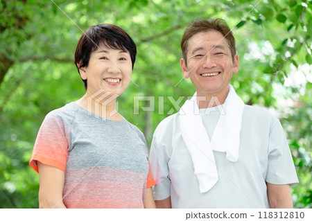 Senior couple in sportswear smiling 118312810