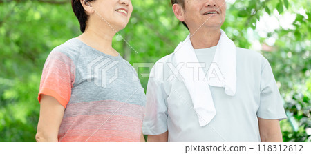 穿著運動服微笑的年長夫婦 118312812