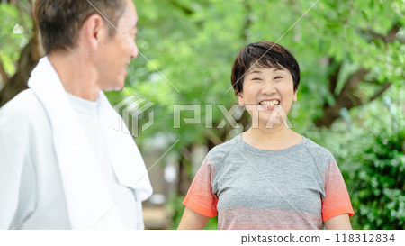 老夫婦在新鮮的綠色植物中慢跑 118312834
