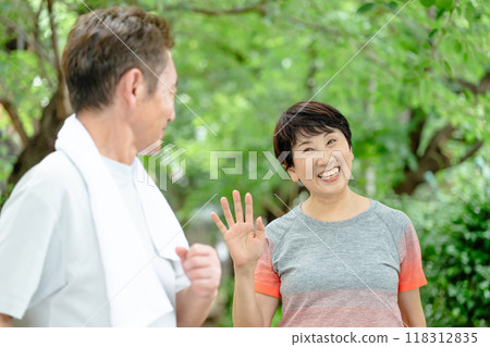 老夫婦在新鮮的綠色植物中慢跑 118312835