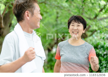 老夫婦在新鮮的綠色植物中慢跑 118312836