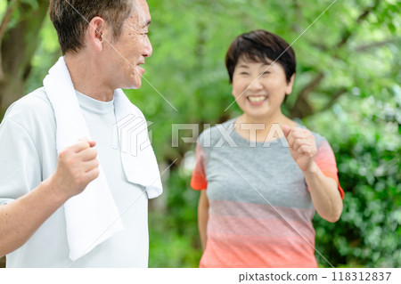 老夫婦在新鮮的綠色植物中慢跑 118312837