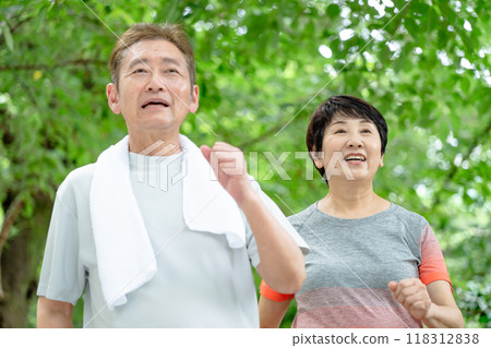 老夫婦在新鮮的綠色植物中慢跑 118312838