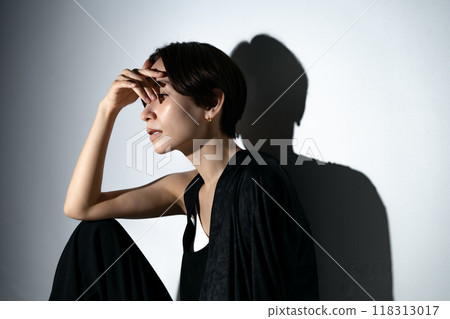 Portrait woman studio shot 118313017