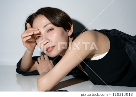 Portrait woman studio shot 118313018