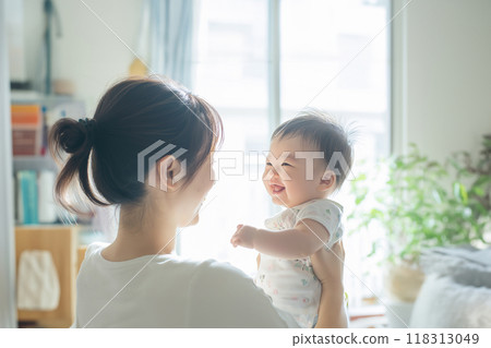 AI 生成的母親抱著嬰兒的圖像 118313049