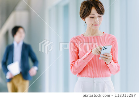 Business woman calling on a smartphone Business woman calling on a smartphone 118313287