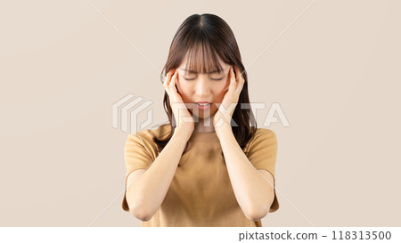 一個憂心忡忡的女人抱著頭 118313500