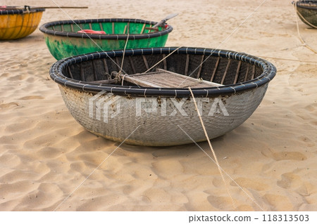 Round fishing boatsson the sand Round fishing boatsson the sand 118313503