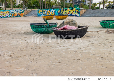 Round fishing boatsson the sand 118313507