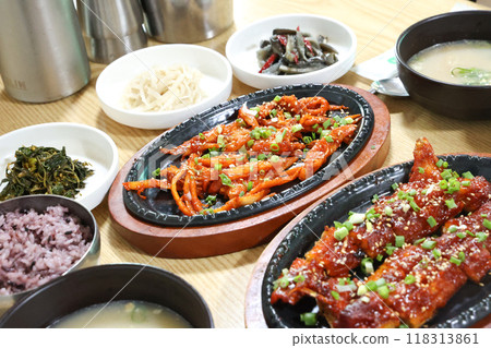 korea food. grilled deodeok root, mountain herb whose roots have restorative properties 118313861