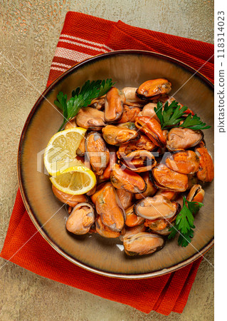 mussels no shell, boiled, mussels, peeled, in a bowl, with lemon and parsley, Chilean mussels, top view, no people, mussels no shell, boiled, mussels, peeled, in a bowl, with lemon and parsley, Chilean mussels, top view, no people, 118314023