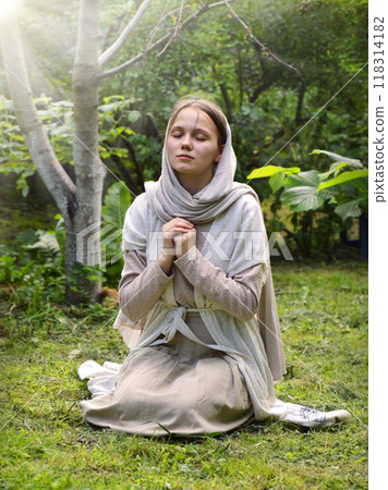 Young girl praying to God Young girl praying to God 118314182