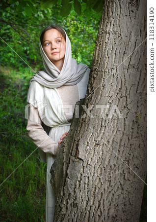 Girl at the tree Girl at the tree 118314190