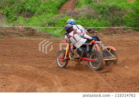 Motocross Sidecar Team on trassa 118314762