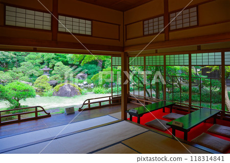 The gardens of the former Saito family villa are a nationally designated place of scenic beauty. 118314841