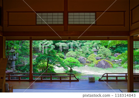 The gardens of the former Saito family villa are a nationally designated place of scenic beauty. 118314843