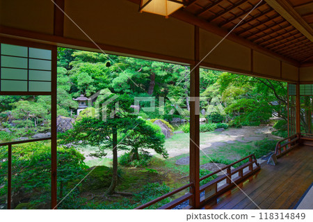 The gardens of the former Saito family villa are a nationally designated place of scenic beauty. 118314849