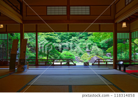 The gardens of the former Saito family villa are a nationally designated place of scenic beauty. 118314858