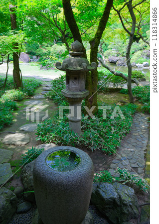 Chozu-bachi (water basin) and stone lantern in the garden of the former Saito family villa, a nationally designated place of scenic beauty Chozu-bachi (water basin) and stone lantern in the garden of the former Saito family villa, a nationally designated place of scenic beauty 118314866