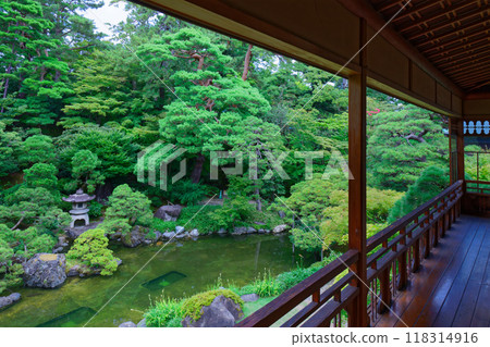 The gardens of the former Saito family villa are a nationally designated place of scenic beauty. 118314916