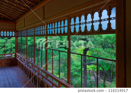 The gardens of the former Saito family villa are a nationally designated place of scenic beauty. 118314917