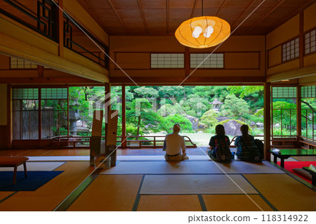 The gardens of the former Saito family villa are a nationally designated place of scenic beauty. 118314922