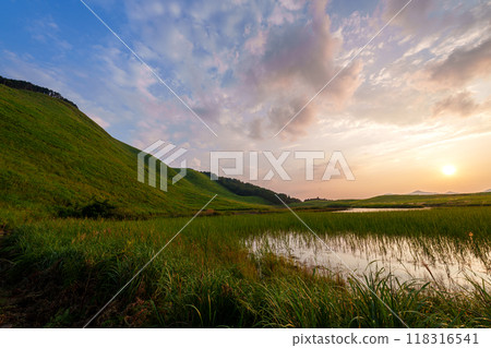 Soni Plateau in early autumn in 2024, when the pampas grass begins to bloom. The sun sets, painting the sky and clouds golden. Soni Plateau in early autumn in 2024, when the pampas grass begins to bloom. The sun sets, painting the sky and clouds golden. 118316541