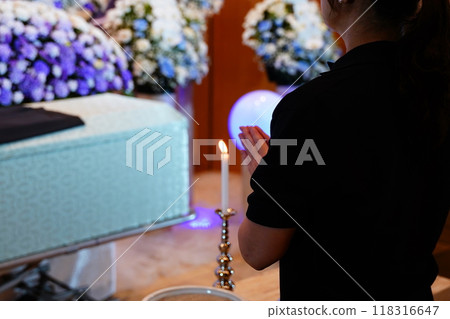 Relatives singing together 118316647