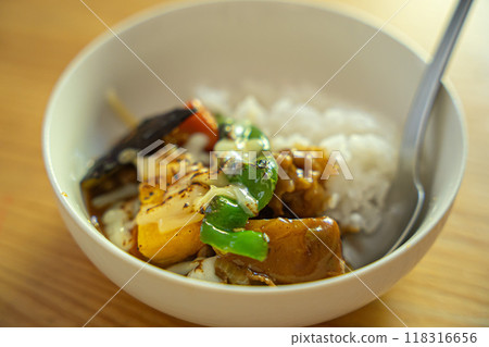 Curry rice topped with vegetables 118316656