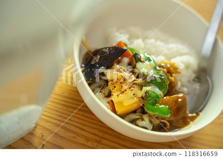 Curry rice topped with vegetables 118316659